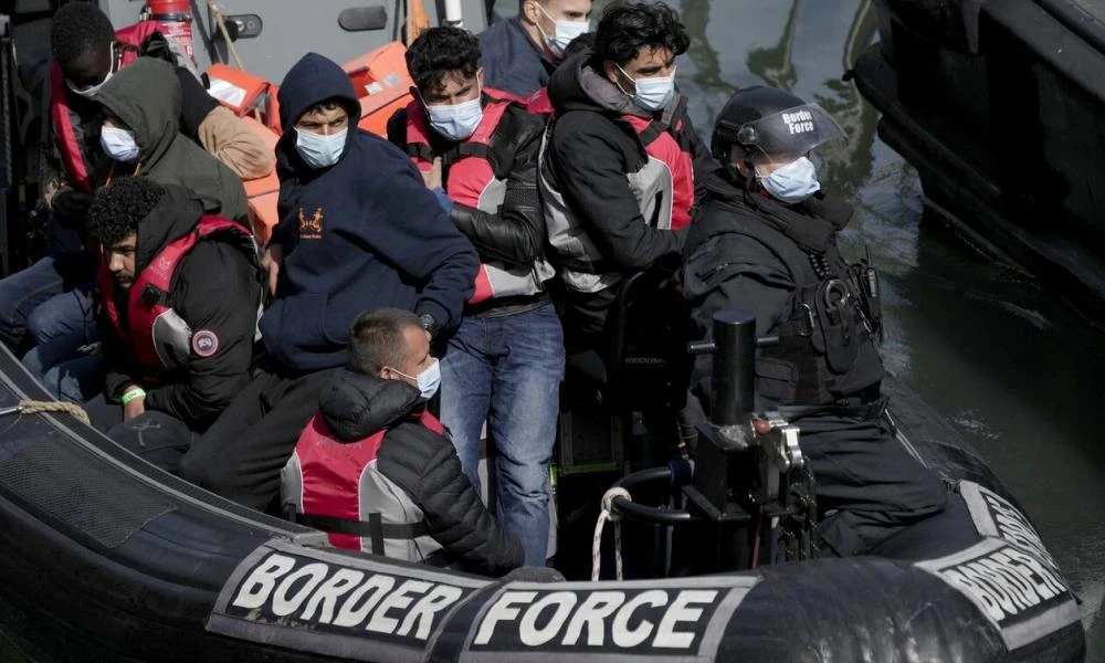 Βρετανία: 872 μετανάστες πέρασαν στη χώρα μέσα σε μια μέρα